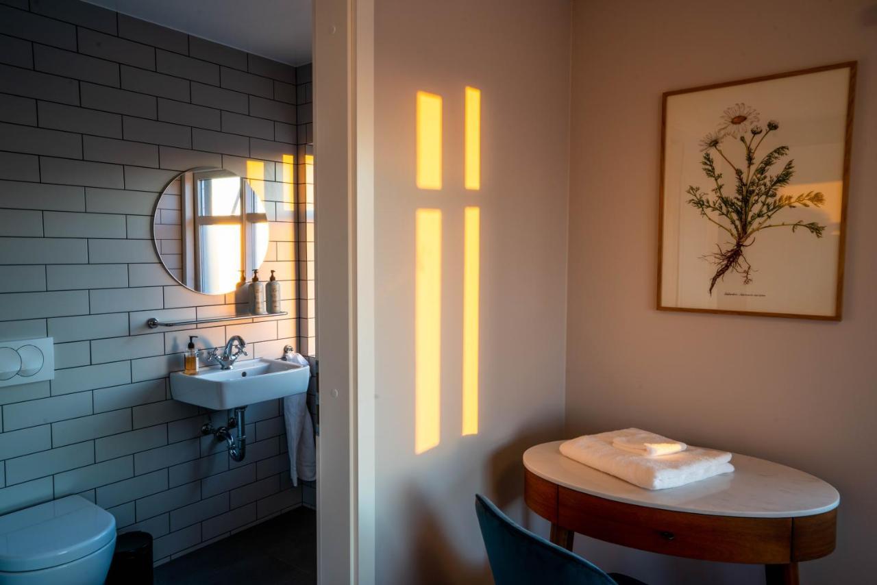Soti Lodge Fljot Bagian luar foto